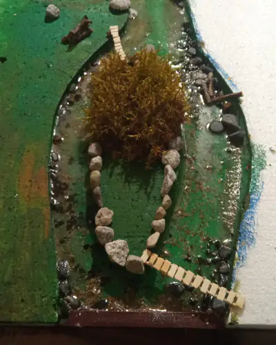 Detalle del lecho del río con piedras, arena y grava sobre base de espuma