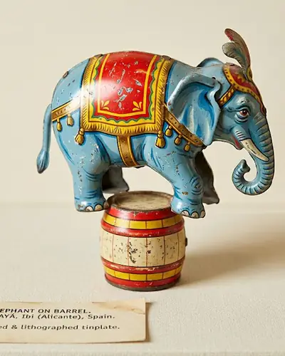 Elefante de circo con barril